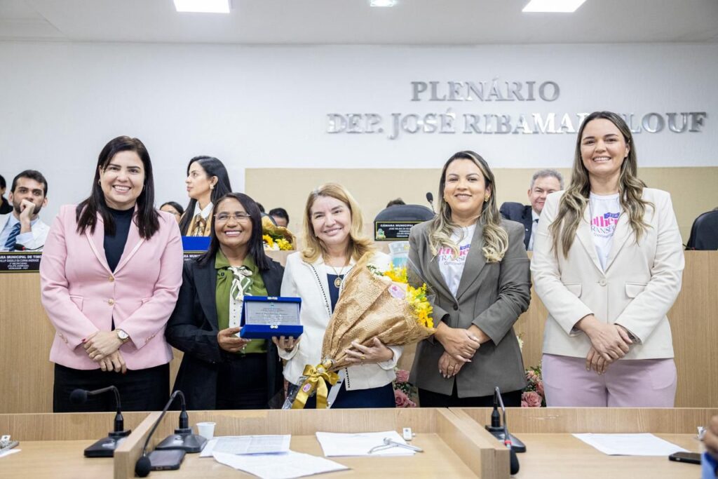 Iracema Vale recebe Título de Cidadã Timonense durante evento “Mulheres que Transformam” 
(Foto: Divulgação)