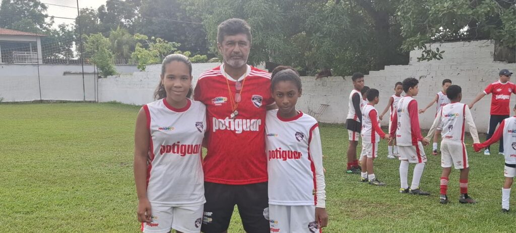 O treinador Hilton Soares entre as duas atletas femininas da Escolinha de Futebol CTM, Lorrany Santana Abreu e Luana do Nascimento da Silva (Foto: Divulgação)