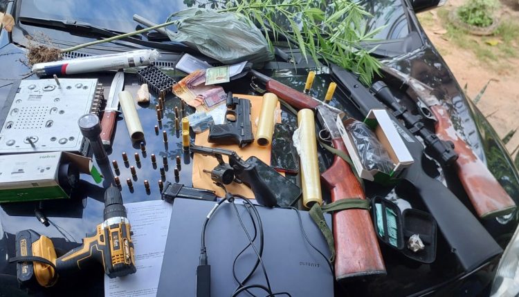 Os policiais apreenderam diversos materiais ilícitos, incluindo uma pistola calibre .40 com numeração suprimida, um revólver calibre .38, duas espingardas calibre .20 e munições de diferentes calibres (Foto: Divulgação/PC-MA)