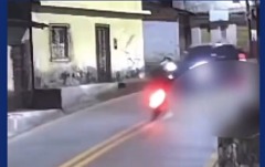 As imagens mostram a motocicleta caída no asfalto, com a roda dianteira completamente destruída (Foto: Redes Sociais)