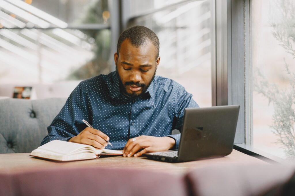 Pessoas negras terão a oportunidade de aprender novos idiomas em cursos totalmente gratuitos oferecidos pelo Movimento pela Equidade Racial (MOVER) e a EF (Foto: Divulgação)