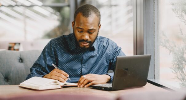 Inscrições abertas para 50 mil bolsas gratuitas de idiomas para pessoas negras