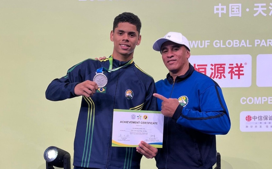 Arthur Rodrigues Neves, 16 anos, nascido em Imperatriz, conquistou a medalha de prata (2º lugar) no Mundial de Kung Fu, disputado em Tianjin (China) (Foto: Divulgação)