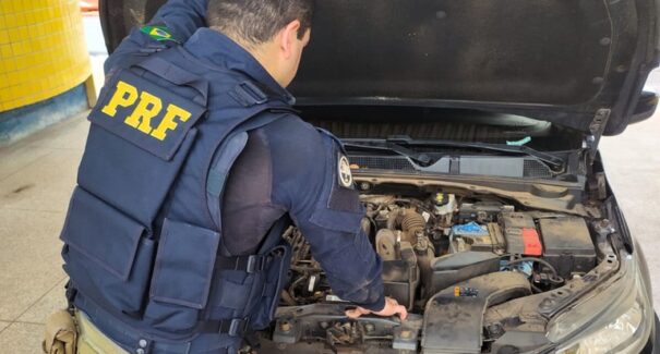 Carro roubado em São Luís é apreendido pela PRF durante abordagem em Imperatriz