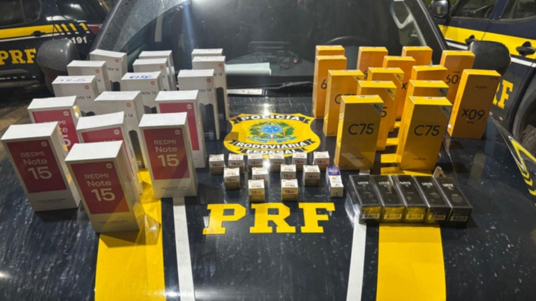 Abordagem resultou na apreensão de celulares, canetas emagrecedoras e produtos proibidos pela Anvisa (Foto: PRF)