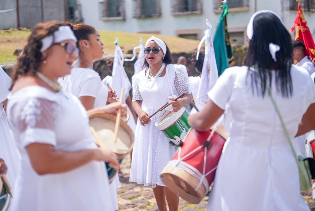 Caixeiras do Divino Espírito Santo de Alcântara levam os cantos e toques tradicionais  da celebração ao público em apresentação no CCVM. (Foto: Divulgação/CCVM)