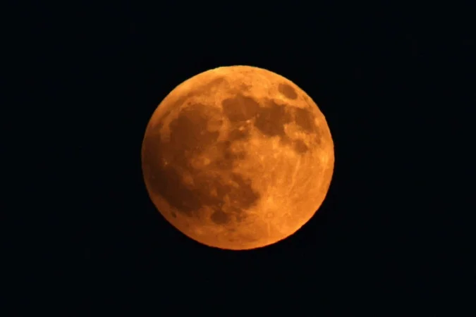 Fenômeno astronômico terá cerca de 1h20 de totalidade e ocorre quando a Terra se posiciona entre o Sol e a Lua - (crédito: Zain JAAFAR / AFP)
