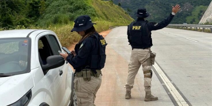 Operação Alerta Lilás intensificou fiscalização nas rodovias federais para cumprir mandados de prisão por violência contra mulheres. (Foto: Divulgação/PRF)