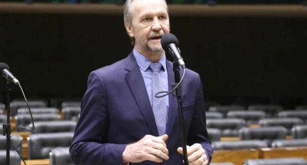 Líder do PT critica redução da maioridade na PEC da Segurança