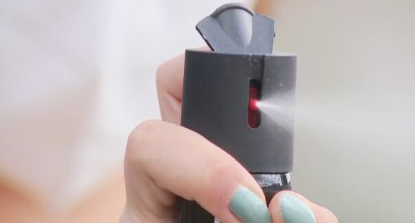 Câmara aprova venda de spray de pimenta para autodefesa de mulheres; veja as regras