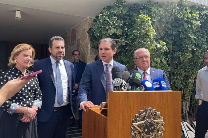 Motta e ministros durante coletiva após encontro na residência oficial do presidente da Câmara - (crédito: Danandra Rocha/CB/DA.Press)
