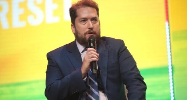 Moraes volta atrás e proíbe visita de assessor de Trump a Bolsonaro