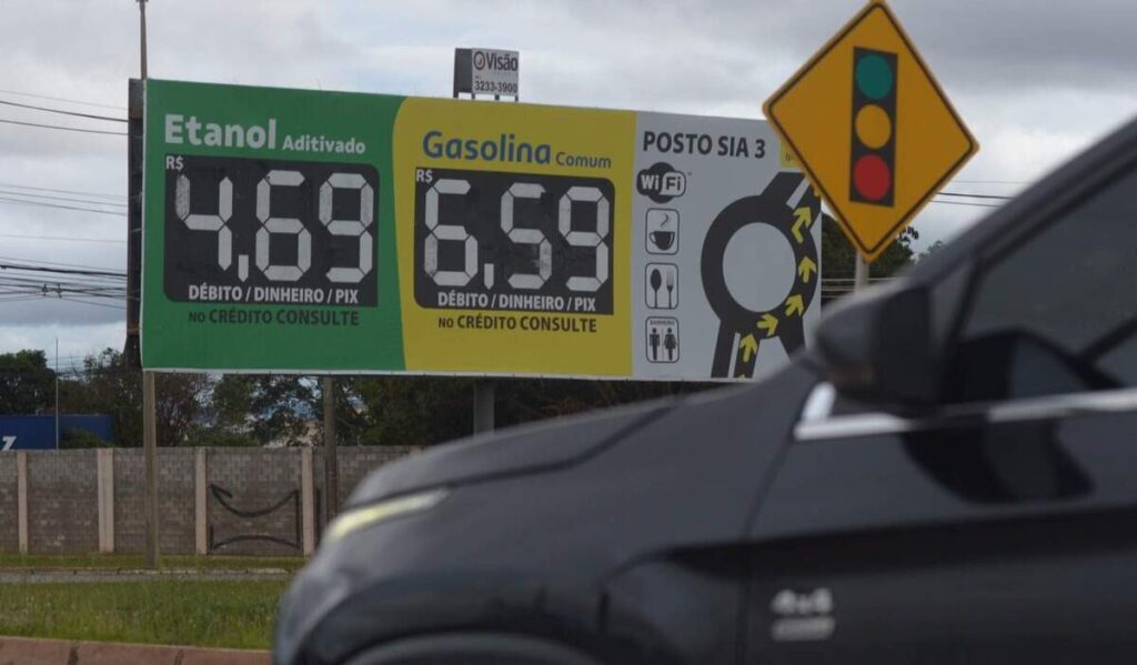 O preço da gasolina chegou a R$ 6,59 por litro. Já o etanol era vendido a R$ 4,59 e o diesel, a R$ 5,99 - (crédito: Ed Alves/CB/D.A Press)
