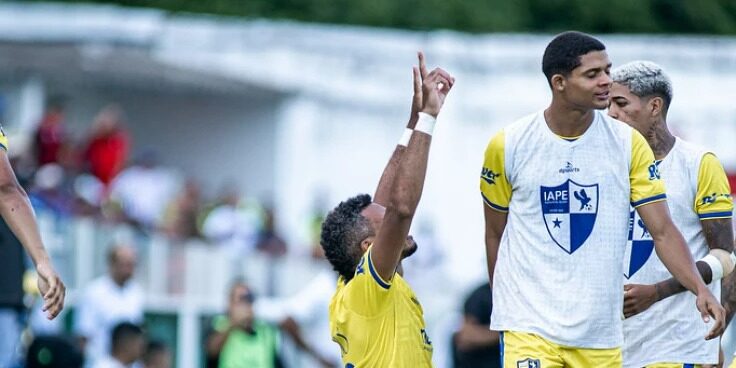 Jogadores do IAPE comemoram o título inédito. (Foto:Richard Alencar/IAPE)