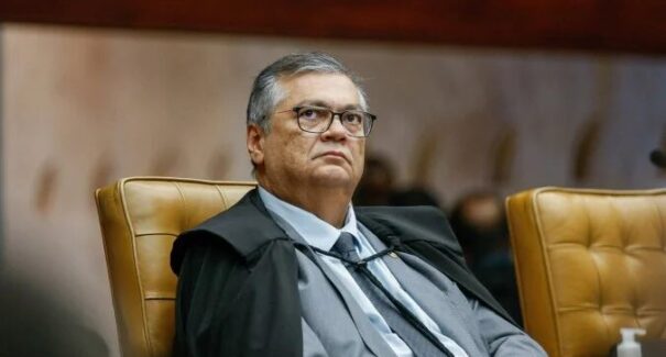 Dino intima deputados do PL por suspeita de uso de “emendas Pix” em filme de Bolsonaro