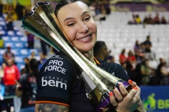 Tiffany Abreu se posiciona sobre decisão do COI: 