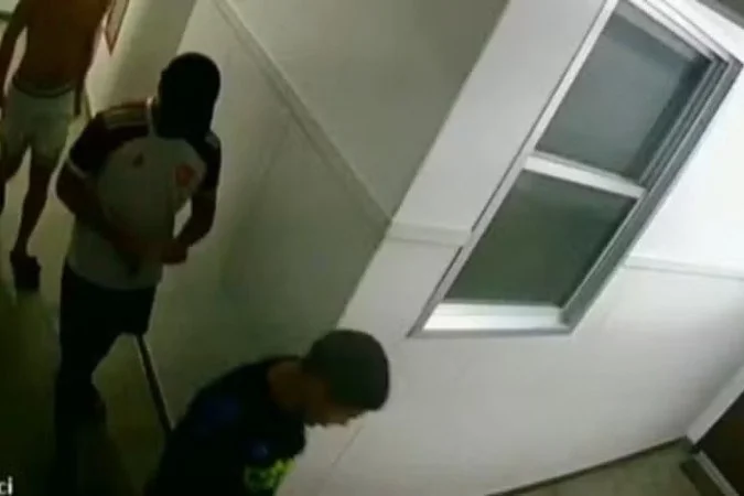 Em janeiro, uma jovem de 17 anos foi estuprada por quatro homens e um adolescente no Rio de Janeiro (RJ). O caso só veio à tona neste mês - (crédito: Reprodução)
