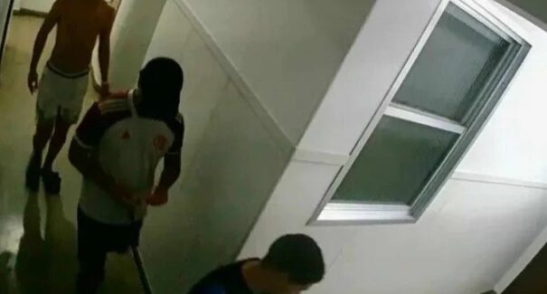 Réu por estupro coletivo se entrega; três seguem foragidos no Rio de Janeiro