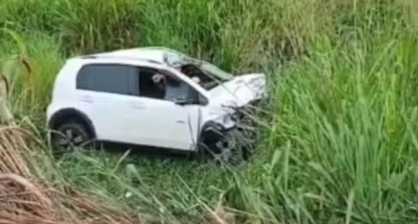 Carro capota e cai em ribanceira após colidir com cavalos em ponte que liga Maranhão e Tocantins