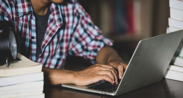 Santander oferece 10 mil bolsas para estudar idiomas online
