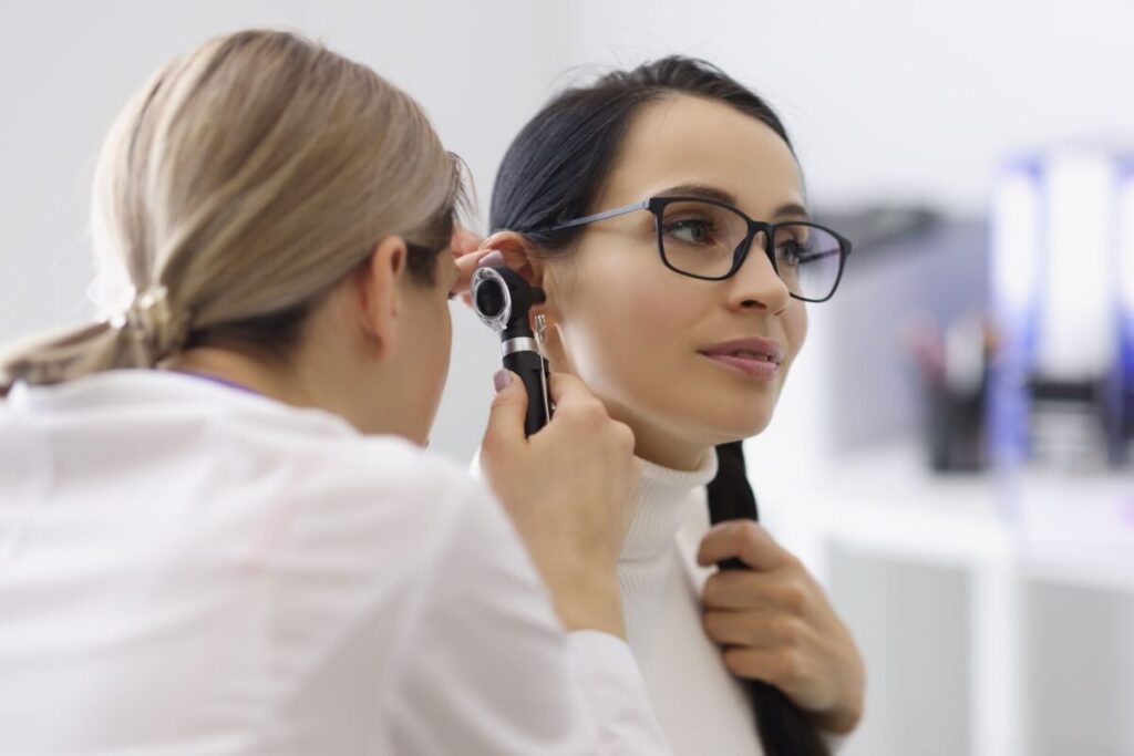 A saúde auditiva também precisa de acompanhamento regular (Imagem: H_Ko | Shutterstock)
