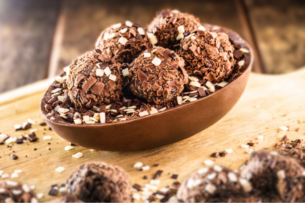 Ovo de Páscoa de colher de brigadeiro (Imagem: RHJPhtotos | Shutterstock)

