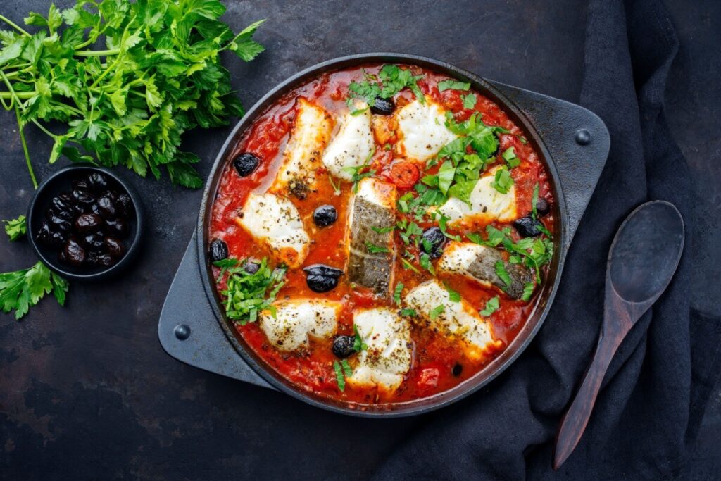 Peixe ao molho de tomate com azeitona (Imagem: hlphoto | Shutterstock)
