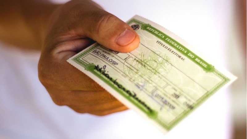 Título irregular pode impedir emissão de passaporte e posse em cargo público (Foto: Getty Images)