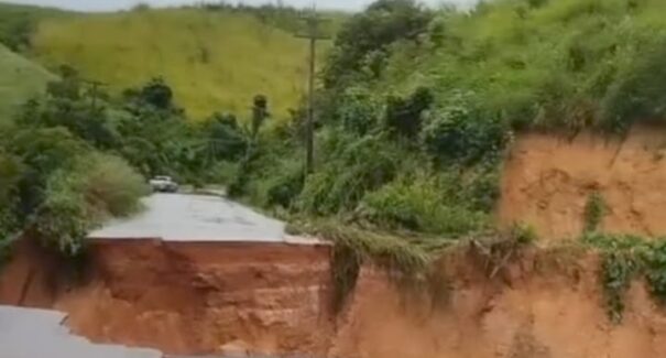 Chuvas causam erosão e bloqueiam totalmente a MA-245 entre Lagoa Grande e Lago da Pedra