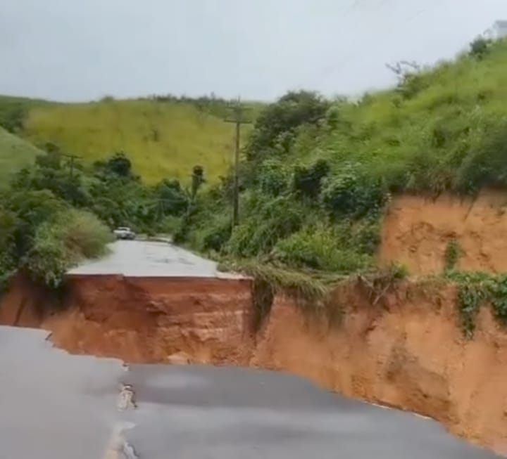 Trecho da MA-245 interditado por conta de grande erosão
(Foto: Reprodução)