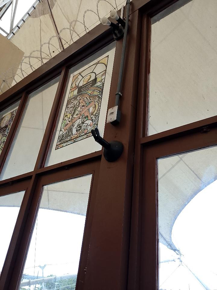 Os criminosos levaram aparelhos eletrônicos e um ventilador de parede (Foto: Reprodução)