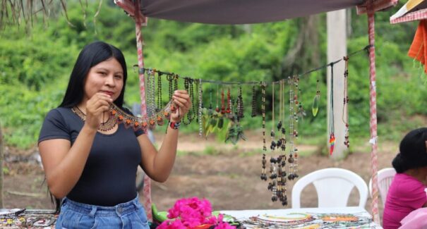 Jovem Guajajara transforma artesanato em fonte de renda no Maranhão