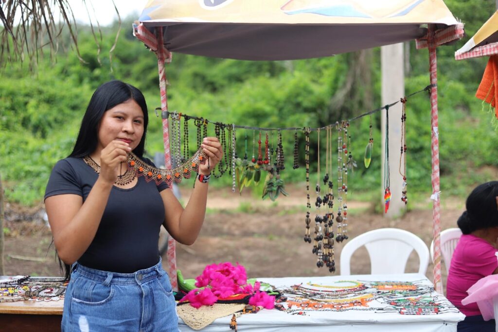 Ildeny Guajajara é artesã na aldeia Barreirinha, em Arame
(Foto: Divlgação)