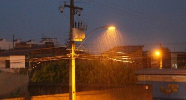 Chuvas intensas aumentam risco com rede elétrica: saiba como se proteger