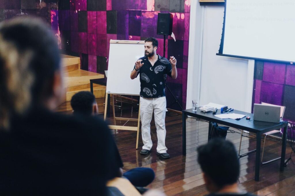 O dramaturgo e pesquisador da Versobaiô, Igor Nascimento, ministrará a oficina (Foto: Divulgação)