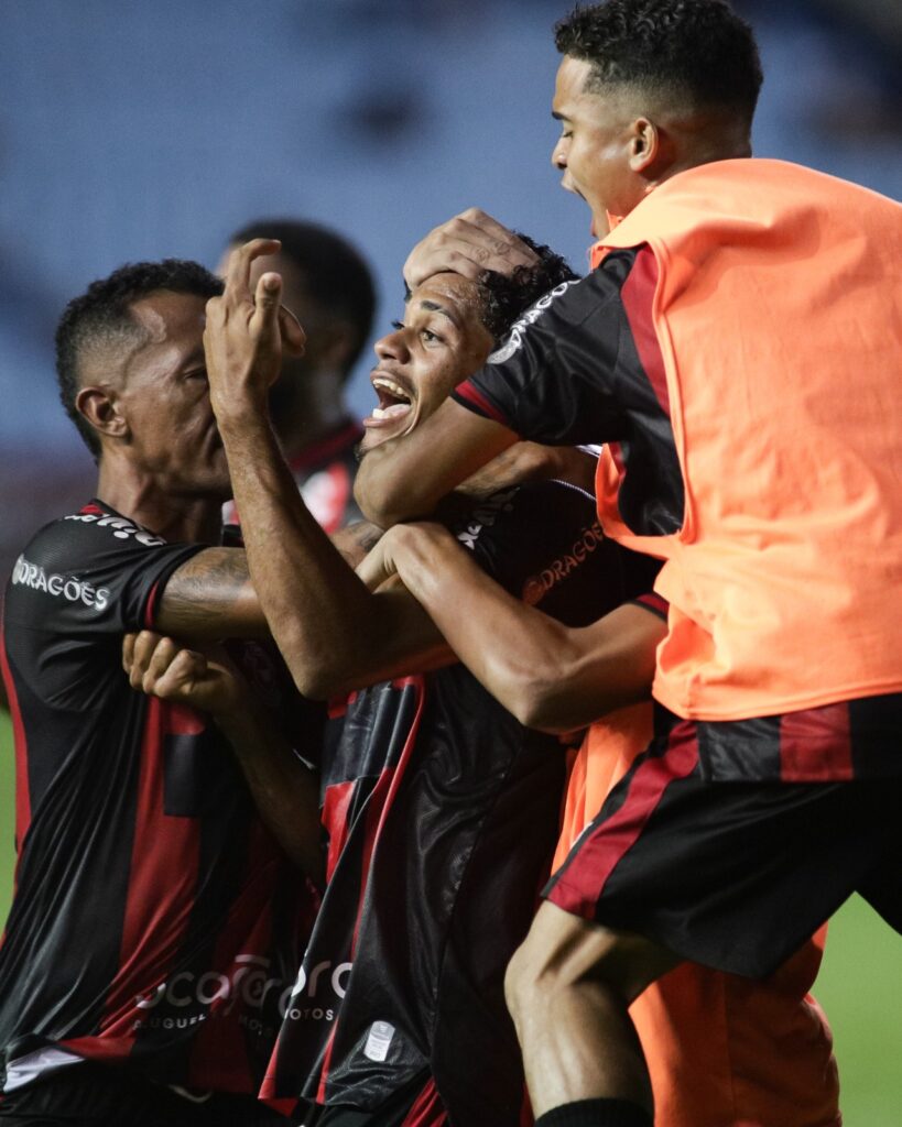 Jogadores do Moto comemoram gol do empate.(Thiago Nunes/Moto)