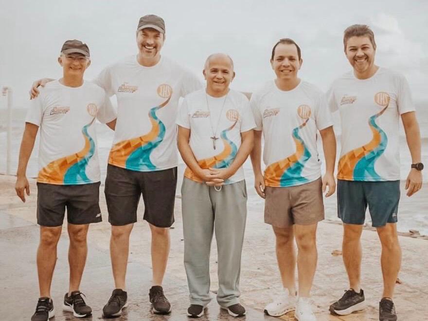 Membros da Comissão Organizadora da I Corrida Corpus Christi: Padre Antônio José, Gustavo Almeida, o arcebispo de São Luís Dom Gilberto Pastana, Kécio Rabelo e Guilherme Palácio (Foto: Divulgação)