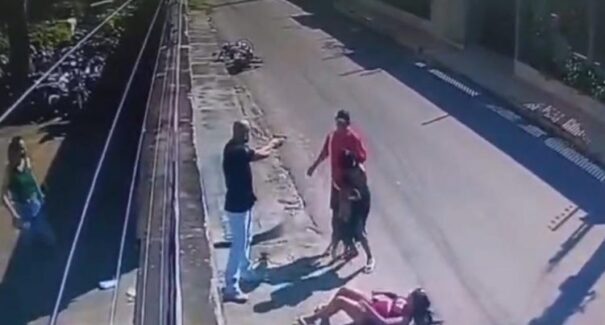 Homem é preso em flagrante após agredir mulher em frente à delegacia em Rosário