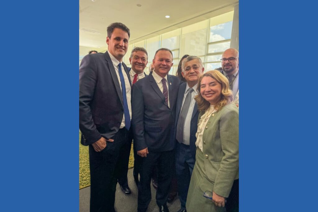 Carlos Brandão e o Orleans Brandão marcaram presença na posse do novo ministro das Relações Institucionais no Palácio do Planalto, José Guimarães (PT), assim como a deputada Iracema Vale (MDB) e o prefeito de São Mateus, Miltinho Aragão, (PSB) (Foto: X/@carlosbrandaoma)