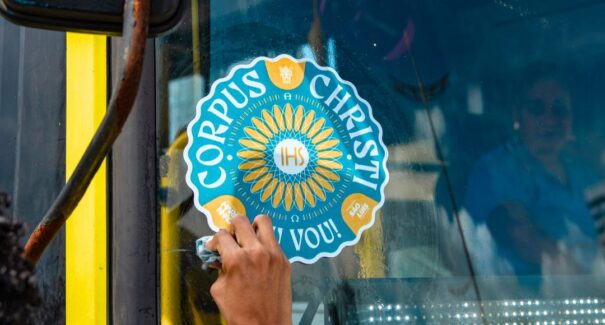 Adesivaço abre mobilização para Corpus Christi 2026 em São Luís neste domingo