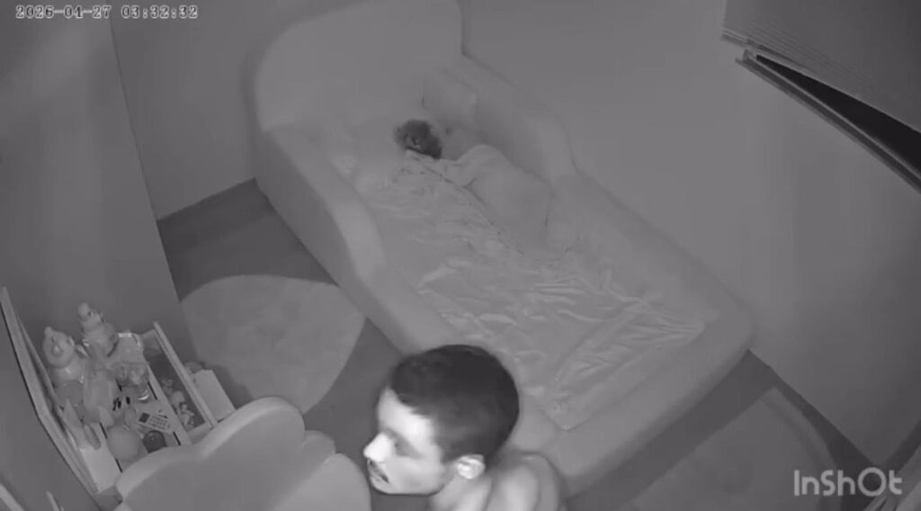 Homem invade quarto de criança durante a madrugada em São Luís (Imagem da câmera)