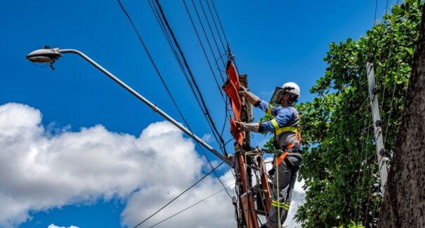 Quem pode mexer na rede elétrica? Entenda os riscos e por que só profissionais devem fazer esse tipo de serviço
