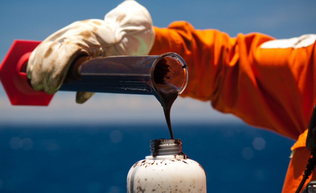 Amostra do óleo extraído pelo navio de produção FPSO P-34 no campo de Jubarte na Bacia do Espírito Santo *** Local Caption *** óleo extraído da camada do pré-sal