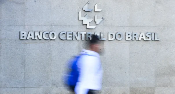 Crédito caro asfixia orçamento e amplia endividamento das famílias