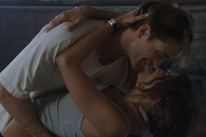 O drama reveste de tensão os preparativos do casamento entre Emma (Zendaya) e Charlie (Robert Pattinson) - (crédito: Diamond Films/Divulgação)
