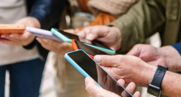 Novos projetos de lei no Maranhão ameaçam financiamento de celulares e acesso ao crédito