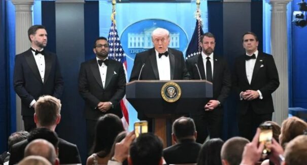 Trump é retirado às pressas de jantar após atentado a tiros em Washington; suspeito foi preso