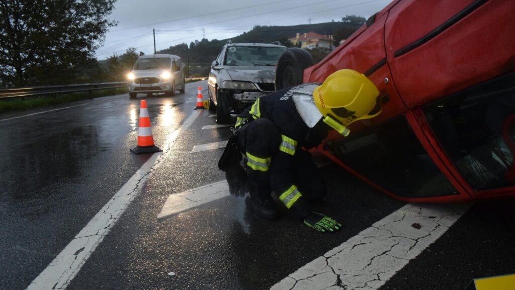 Se alguém estiver machucado, a prioridade máxima é acionar o socorro, ligue para o SAMU (192) ou para o Corpo de Bombeiros (193)
crédito: Pexels