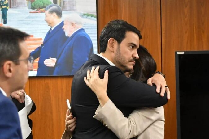 Messias recebe apoio da esposa após decisão do Senado - (crédito: Ed Alves/CB/D.A. Press)
