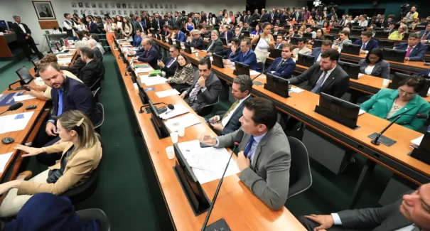 CCJ da Câmara retoma debate sobre o fim da escala 6×1 nesta quarta-feira